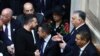 Orbán Viktor kormányfő és Volodimir Zelenszkij ukrán elnök rövid beszélgetése Buenos Airesben 2023. december 10-én