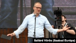 Tarr Zoltán beszédet mond Magyar Péter demonstrációján a Kossuth téren 2024. április 6-án