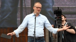 Tarr Zoltán beszédet mond Magyar Péter demonstrációján a Kossuth téren 2024. április 6-án