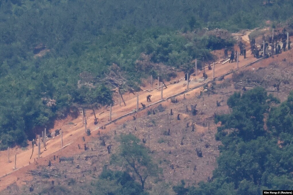 Ky imazh tregon njerëzit e Koresë së Veriut duke ngritur një gardh ushtarak pranë pikës së tyre të rojës në kufirin ndërkorean. Foto e bërë&nbsp; nga kuverta e vëzhgimit pranë zonës së çmilitarizuar që ndan dy Koretë në Paju, Koreja e Jugut, 4 qershor 2024.