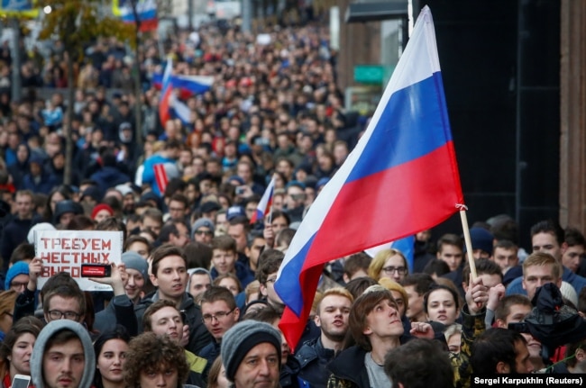 Những người ủng hộ Navalny tham dự một cuộc biểu tình ở Moscow vào tháng 10 năm 2017.