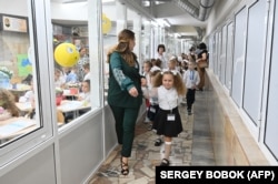 Першокласники в перший день нового навчального року в підземній школі в метро у Харкові, 2 вересня 2024 року
