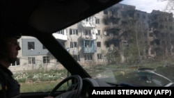 Donetsk vilayətinin Avdeyevka şəhəri yaxınlığındakı Oçeretino kəndində artilleriya atəşi və hava hücumları nəticəsində dağılmış binalar