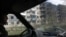 Donetsk vilayətinin Avdeyevka şəhəri yaxınlığındakı Oçeretino kəndində artilleriya atəşi və hava hücumları nəticəsində dağılmış binalar