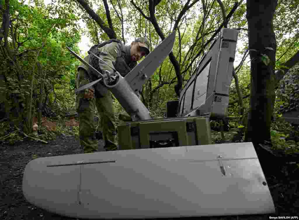 A kelet-ukrajnai 45. dandár operátorai néhány kilométerre az orosz állásoktól saját gyártmányú Leleka felderítődrónokkal dolgoznak, amelyek pontos információkat továbbítanak a tüzérségüknek, segítve őket a célpontok eltalálásában és a lövedékek takarékos felhasználásában.&nbsp;A kép egy Donyecki területi álláson készült 2023. június 27-én