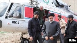 Rapoartele inițiale indică faptul că un elicopter care îl transporta pe președintele iranian Ebrahim Raisi (centru) a avut o aterizare dificila, a anunțat televiziunea de stat iraniană la 19 mai.