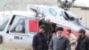Az iráni állami televízió május 19-én azt jelentette, hogy kényszerleszállást hajtott végre ködös időben az iráni elnököt, Ebrahim Raiszit (középen) szállító helikopter. 