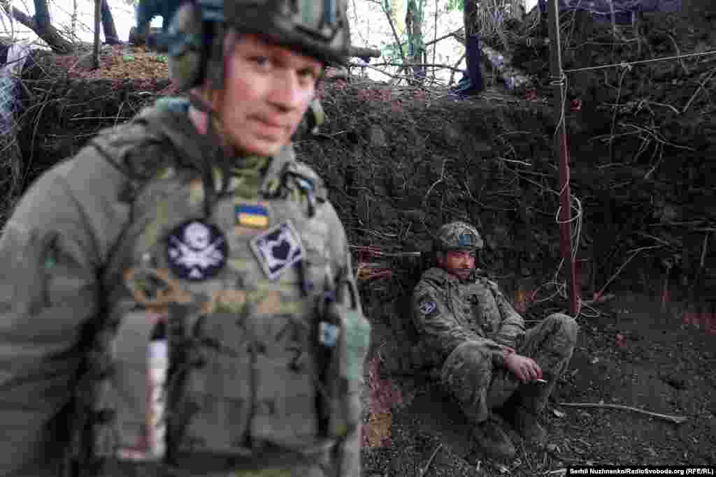 Soldații ucraineni au un moment de pauză în timpul bombardamentelor.