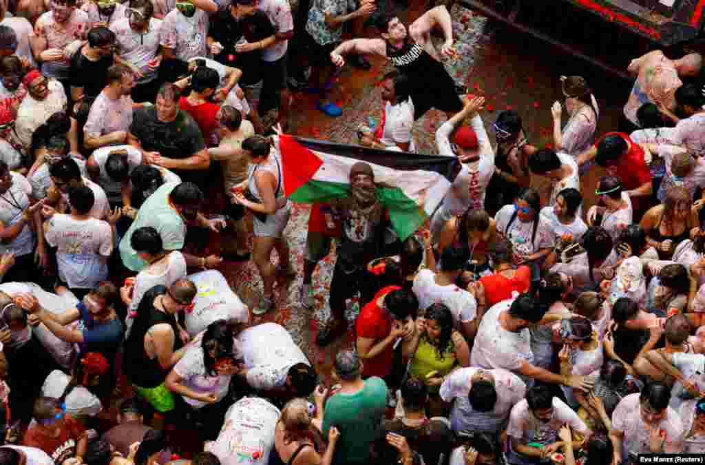 Usred festivalske gužve vidi se učesnik sa palestinskom zastavom.