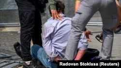 Затрыманьне меркаванага нападніка на прэм'ер-міністра Славаччыны Робэрта Фіца (фота Reuters)