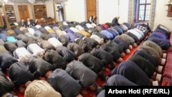 Besimtarët myslimanë festojnë Fitër Bajramin