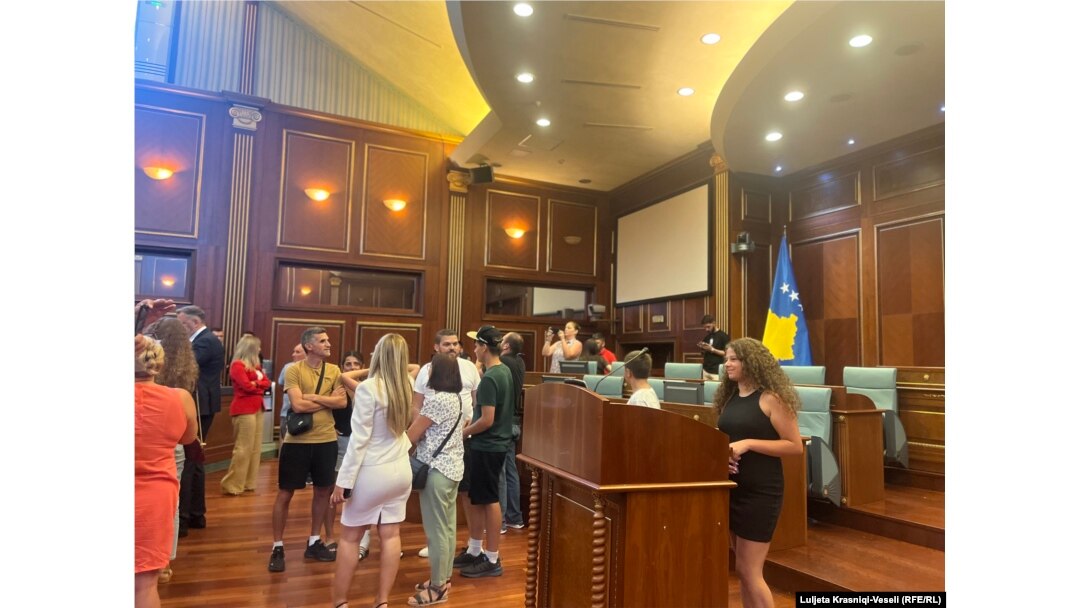 Mërgimtarët gjatë vizitës në sallën e seancave të Kuvendit të Kosovës.