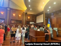 Mërgimtarët gjatë vizitës në sallën e seancave të Kuvendit të Kosovës.