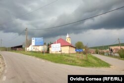 Intersecția din centrul de comună Ploscoș care duce spre unul din satele aparținătoare, Valea Florilor.