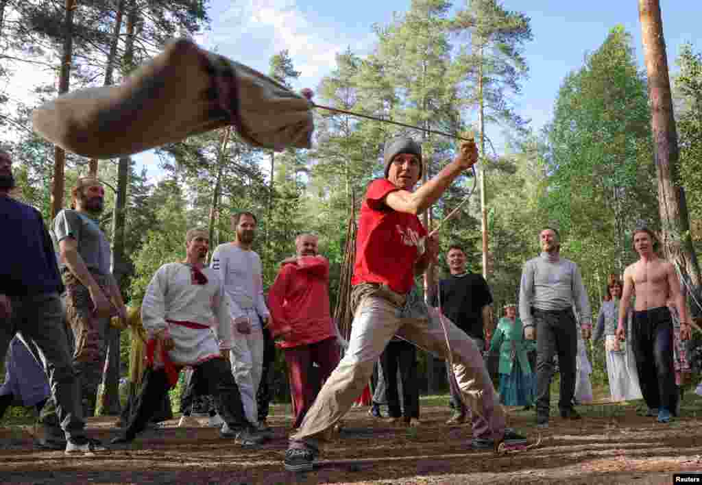 Burrat luajnë një vallëzim tradicional gjatë festivalit Ivan Kupala, i cili shënon ditën e solsticit të verës, në Rusi, më 20 qershor 2024.