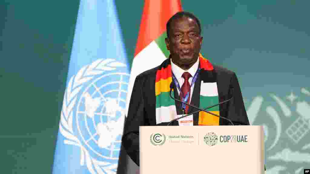 Emmerson Dambudzo Mnangagwa zimbabwei elnök beszél a ENSZ COP28 klímacsúcs plenáris ülésén az egyesült arab emírségekbeli Dubajban 2023. december 1-jén.&nbsp;Zimbabwe főként a felszíni vízkészletekre támaszkodik, a felszín alattiak korlátozottan állnak rendelkezésre. Az ország vízkészleteit egyre súlyosabban érinti az éghajlatváltozás. Az előrejelzések szerint ez 2050-re az egy főre jutó nemzeti vízkészlet 38 százalékos csökkenését fogja eredményezni, és 2075-re feleannyi víz lesz, mint most