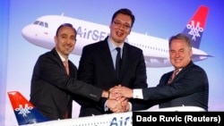 Dane Kondić, prvi direktor kompanije Air Serbia, Aleksandar Vučić, tadašnji prvi potpredsednik Vlade Srbije i Džejms Hogan, izvršni direktor kompanije Etihad Airways nakon potpisivanja ugovora o strateškom partnerstvu u Beogradu, 1. avgust 2013.