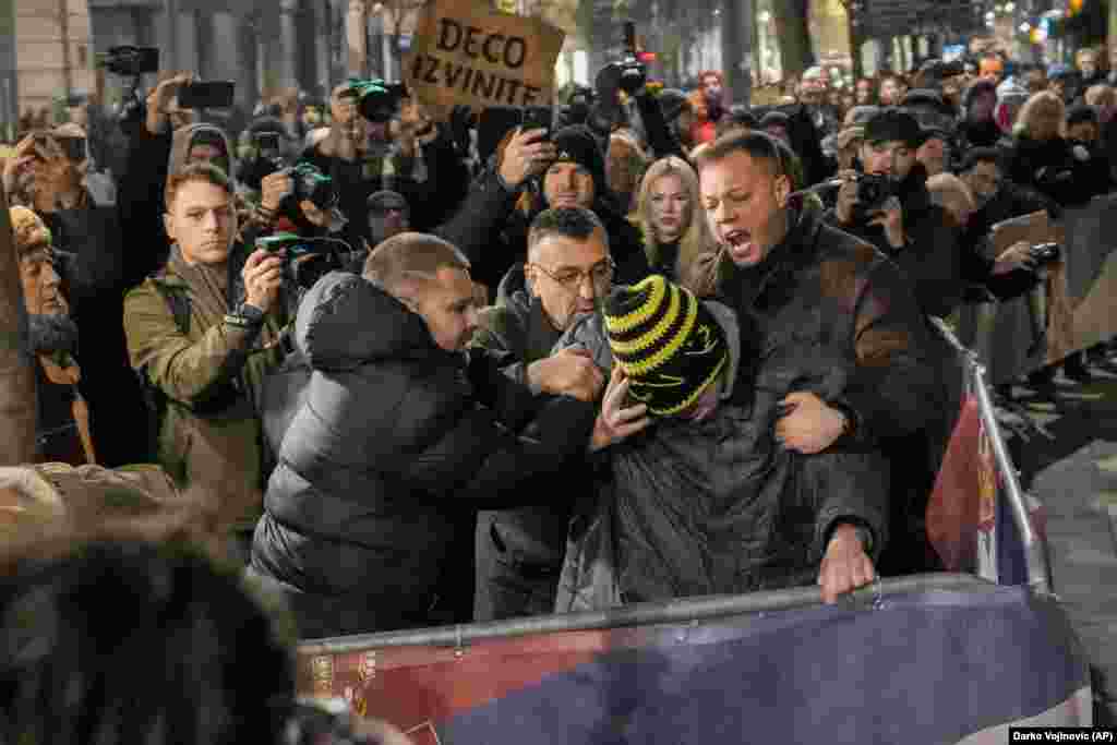 Protesti ispred izborne komisije u Beogradu 18. decembra. Prijevremenim zvaničnim prebrojavanjem glasova na izborima za vikend u Srbiji u ponedeljak je potvrđena pobjeda vladajuće populističke partije na parlamentarnim izborima u toj balkanskoj zemlji, ali su porasle političke tenzije zbog prijavljenih nepravilnosti u glavnom gradu Beogradu.