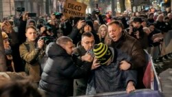 „Nu ne lăsăm prostiți!” Proteste după alegeri, la Belgrad