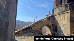 თირის მონასტერის სამრეკლოზე მისენებული ბეტონის კიბე