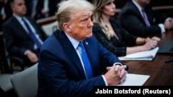 Bivši američki predsjednik Donald Trump prisustvuje suđenju za građansku prevaru, na Vrhovnom sudu države New York u okrugu Manhattan u New Yorku, SAD, 6. novembra 2023. 