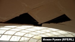  Таванът към стъкления купол се рони на части. 