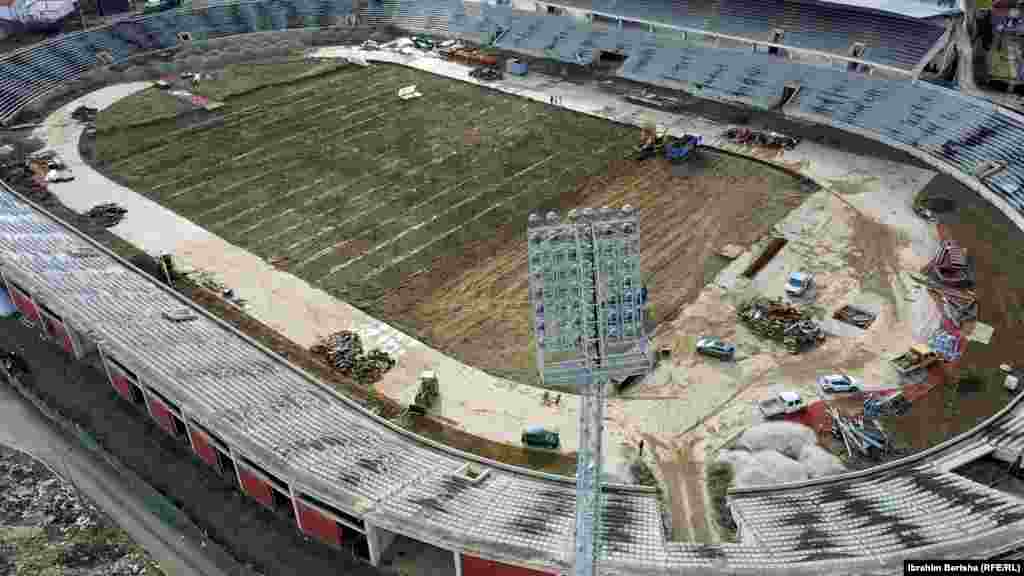 Kjo fotografi e bërë nga lart tregon stadiumin &ldquo;Adem &ldquo;Jashari&rdquo; në Mitrovicë gjatë punëve për rinovimin e tij.&nbsp;