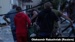 Волонтери несуть пораненого внаслідок удару російської ракети по Краматорську, 27 червня 2023 року