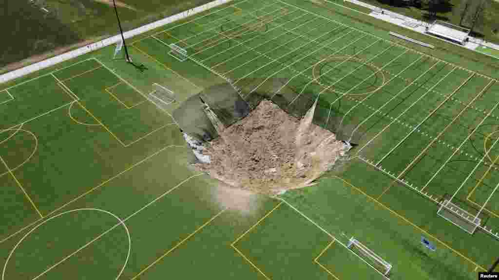 Snimak iz zraka na ponikvu koja se formirala na nogometnom terenu Gordon Moore u Altonu, Illinois, SAD, 27. juna.