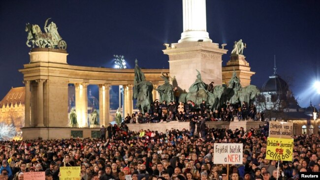 Протестиращи в центъра на Будапеща, 16 февруари 2024 г.