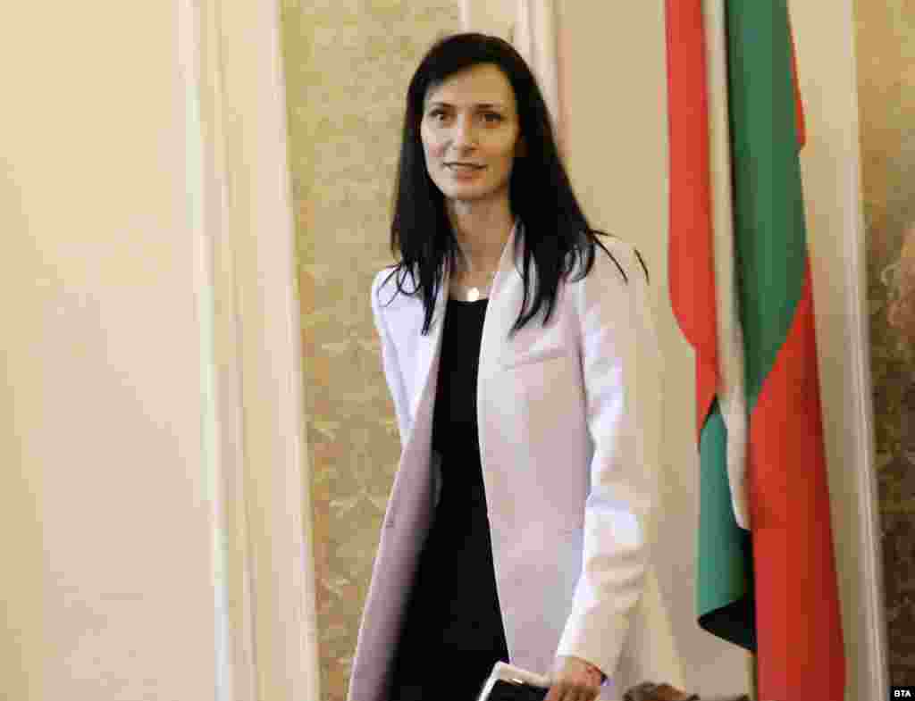 БУГАРИЈА -&nbsp;Кандидатката за премиер на Бугарија, Марија Габриел на 11 мај ги претстави приоритетите на нејзината евентуална Влада. Таа доаѓа од редовите на ГЕРБ &ndash; СДС. Преставувајќи ја програмата пред својата пратеничка група во Народното собрание, рече дека &bdquo;првата работа што ќе ја направи министерот за правда во мојата влада е да поднесе барање до Врховниот судски совет (ВСС) за ослободување од должност на главниот обвинител Иван Гешев, поради нарушување на угледот на судството&ldquo;.