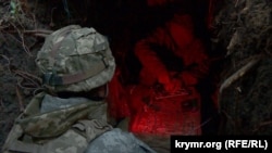 Бойцы 14-го отдельного полка ВСУ закрепляют боеприпас на FPV-дроне