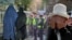 În vreme ce Iranul, de pildă, persecută femeile care nu poartă niqab, în Asia Centrală ești amendată dacă îl porți (Imagine-colaj). 