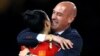 Испанката Дженифър Ермосо празнува с президента на Кралската испанска футболна федерация Луис Рубиалес след победата на Световното първенство за жени.