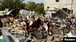 Раселените Палестинци се враќаат во своите домови, на почетокот на примирјето меѓу Хамас и Израел, во Кан Јунис во јужниот дел на Појасот Газа, 24 ноември 2023 