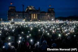 Ljudi drže mobilne telefone dok protestuju protiv AfD i desnog ekstremizma u Berlinu, Nemačka, 21. 1. 2024.