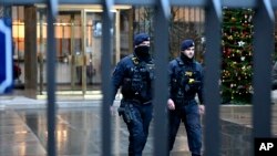 Policija ispred Karlovog univerziteta dan nakon napada, 22. decembar
