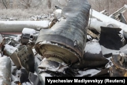 Частини невпізнаної ракети, яка, на думку української влади, була виготовлена в Північній Кореї та була використана під час удару по Харкову в січні 2024 року