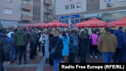 Građani Zvečana čekaju da potpišu peticiju, 19. januara 2024.