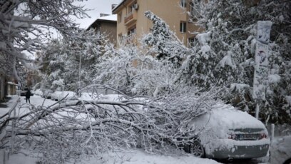 Хиляди домакинства все още нямат ток съобщи БНР във вторник