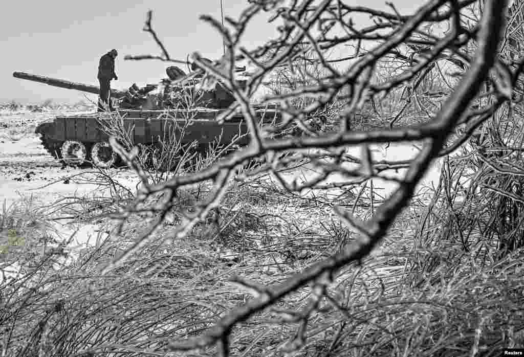 Një tank i ushtrisë ukrainase mes ngricave të shkaktuara nga temperaturat e ulëta ndërsa luftimet me forcat pushtuese ruse po i afrohen vitit të dytë, Zaporizhja më 11 janar 2024.