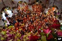 Hindusi obilaze novootvoreni hram bogu Rami u gradu Ajodhja, 22. januar 2024.
