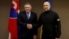 Голова Кабінету міністрів Денис Шмигаль (праворуч) повідомив про початок міжурядових консультацій з представниками словацького уряду раніше 11 квітня