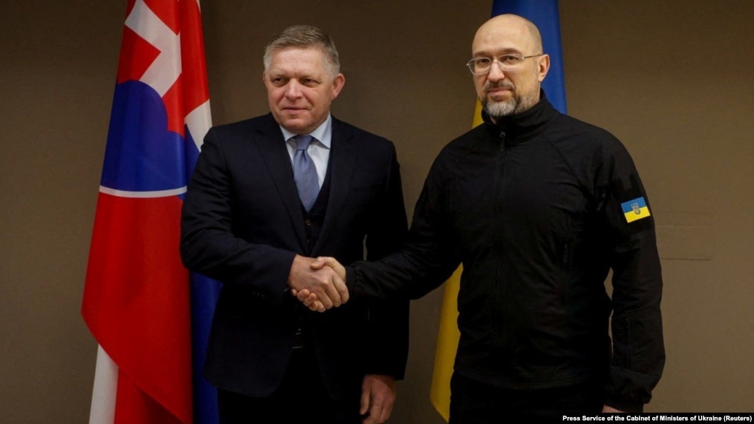 Slovak Prime Minister Robert Fico (left) and Ukrainin premier Denys Shmyhal at a meeting in Uzhhorod in January. 