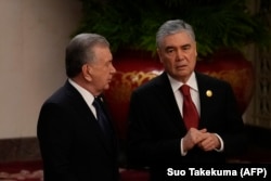 Özbegistanyň prezident Şawkat Mirziýoýew Türkmenistanň Halk maslahatynyň başlygy Gurbanguly Berdimuhemedow bilen gürleşýär.