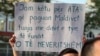 Një nga pankartat gjatë protestës në Tiranë. 