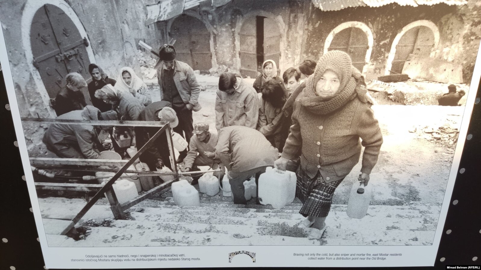 Civili nose vode u blizini Starog mosta u Mostaru, 1993.