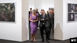 A World Press Photo kiállítás szeptember 21-i megnyitóján Orbán Balázs, a miniszterelnök politikai igazgatója is részt vett. Akkor még nem volt semmi gond a fotókkal