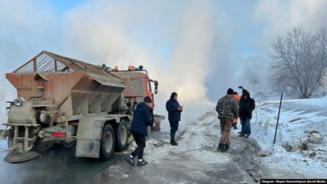 Utility workers tackle the consequences of a burst pipe in Novosibirsk on January 18. 