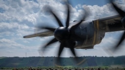 Kryeministri në detyrë i Kosovës, Albin Kurti, duke inspektuar pajisjet ushtarake, pasi Forca e Sigurisë së Kosovës (FSK) dhe trupa nga SHBA-ja dhe vendet e tjera aleate të NATO-s morën pjesë në një stërvitje ushtarake në Kosovë. Qershor, 2025.